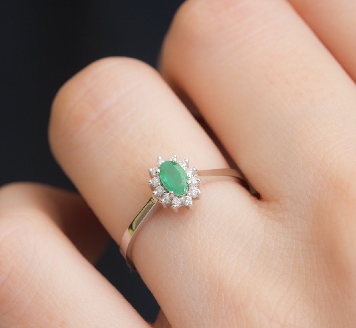 Пръстен с диаманти и смарагд 0.37 карата